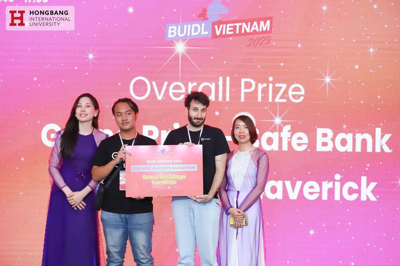 Safe Bank team receiving Overall Grand Prize at BUIDL Vietnam 2023